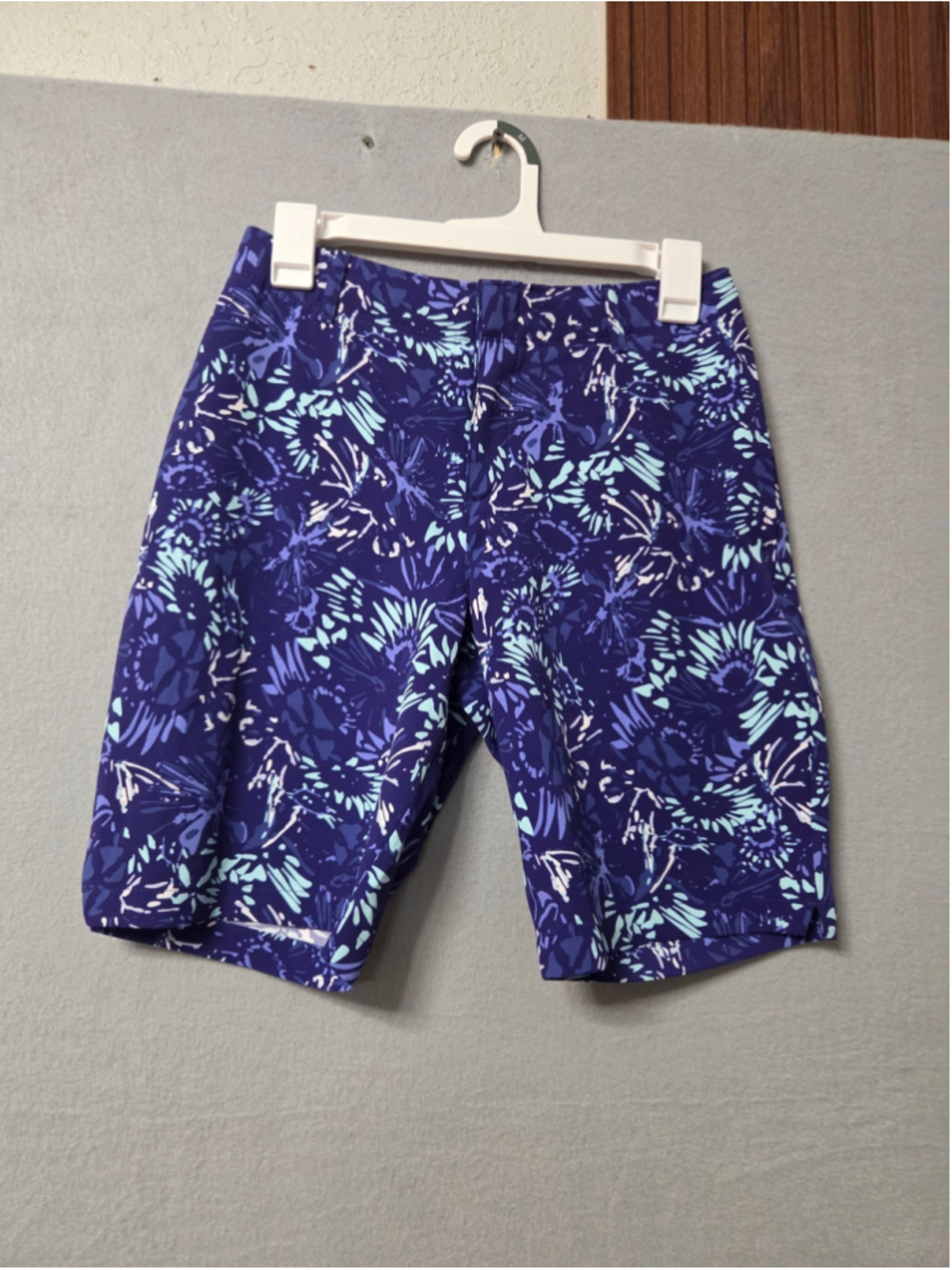 Women's Under Armour Floral Golf Shorts Size 4 Blue Light Blue